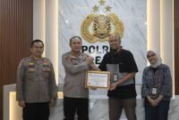 Kapolres Parepare, AKBP Indra Waspada Yuda saat terima penghargaan dari Kepala Kantor Pelayanan Perbendaharaan Negara (KPPN) Tipe A1 Parepare, Ferryal Resque, ke Mapolres Parepare, Kamis (15/1/2026).