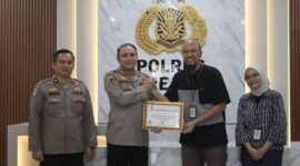 Kapolres Parepare, AKBP Indra Waspada Yuda saat terima penghargaan dari Kepala Kantor Pelayanan Perbendaharaan Negara (KPPN) Tipe A1 Parepare, Ferryal Resque, ke Mapolres Parepare, Kamis (15/1/2026).