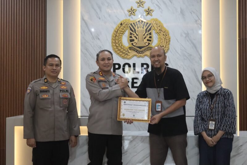 Kapolres Parepare, AKBP Indra Waspada Yuda saat terima penghargaan dari Kepala Kantor Pelayanan Perbendaharaan Negara (KPPN) Tipe A1 Parepare, Ferryal Resque, ke Mapolres Parepare, Kamis (15/1/2026).