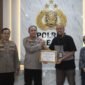 Kapolres Parepare, AKBP Indra Waspada Yuda saat terima penghargaan dari Kepala Kantor Pelayanan Perbendaharaan Negara (KPPN) Tipe A1 Parepare, Ferryal Resque, ke Mapolres Parepare, Kamis (15/1/2026).