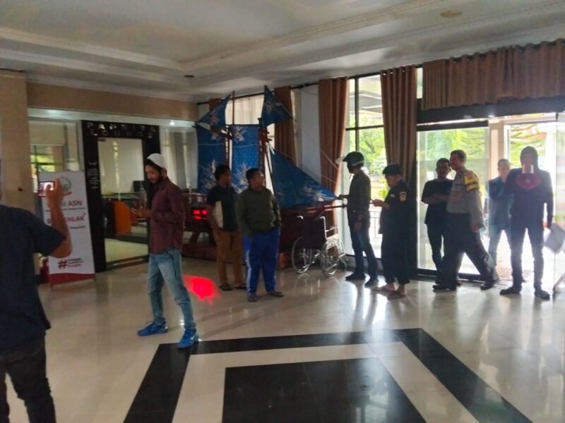 Koalisi Lintas Mahasiswa di halaman Dinas Pendidikan Provinsi Sulawesi Selatan pada Rabu, 25 Februari 2026.